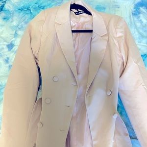 This cute blazer was purchase from missguided. It’s brand new!